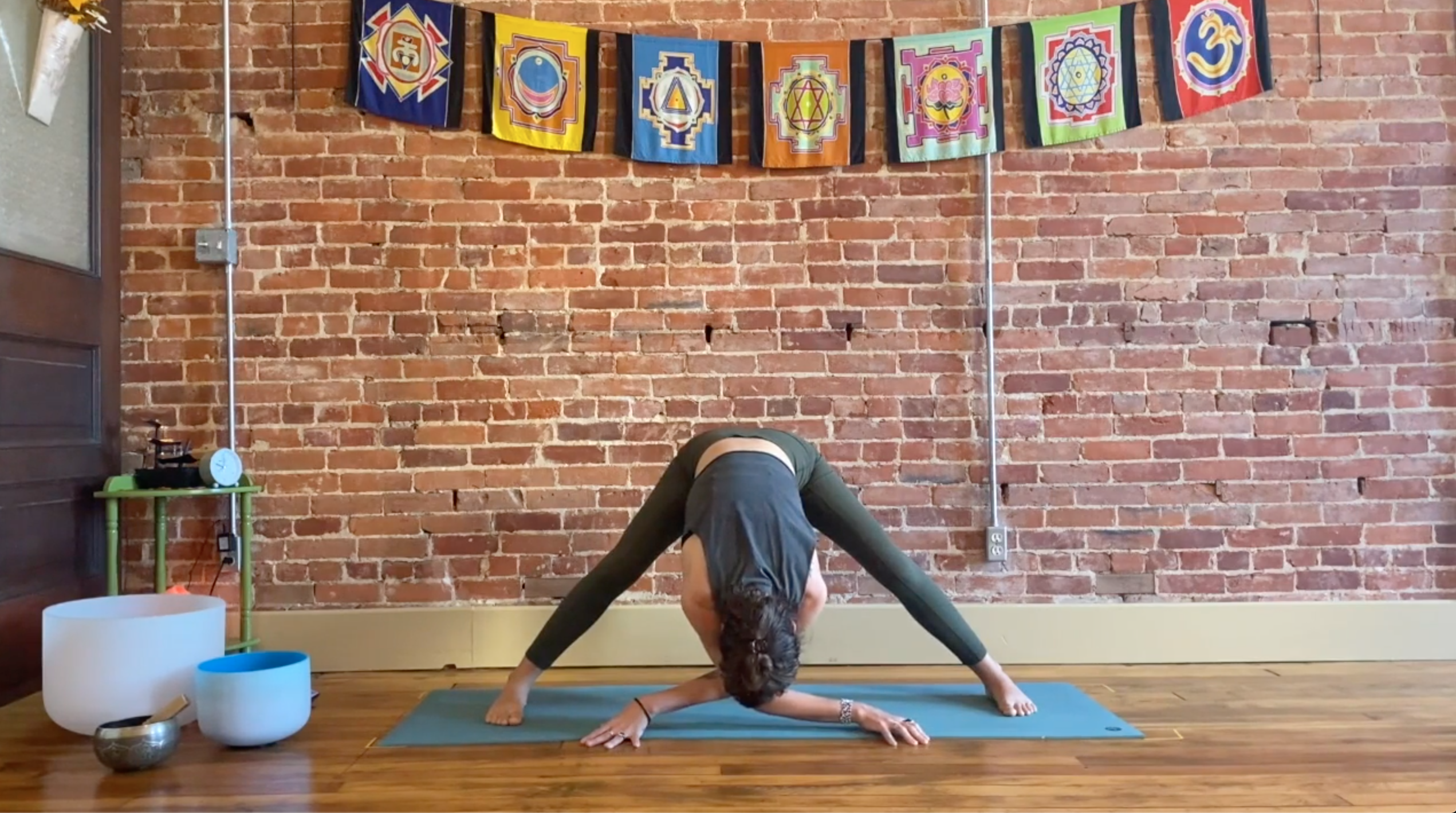 This Twist Yoga Flow for Beginners Feels Incredible on Tight Shoulders