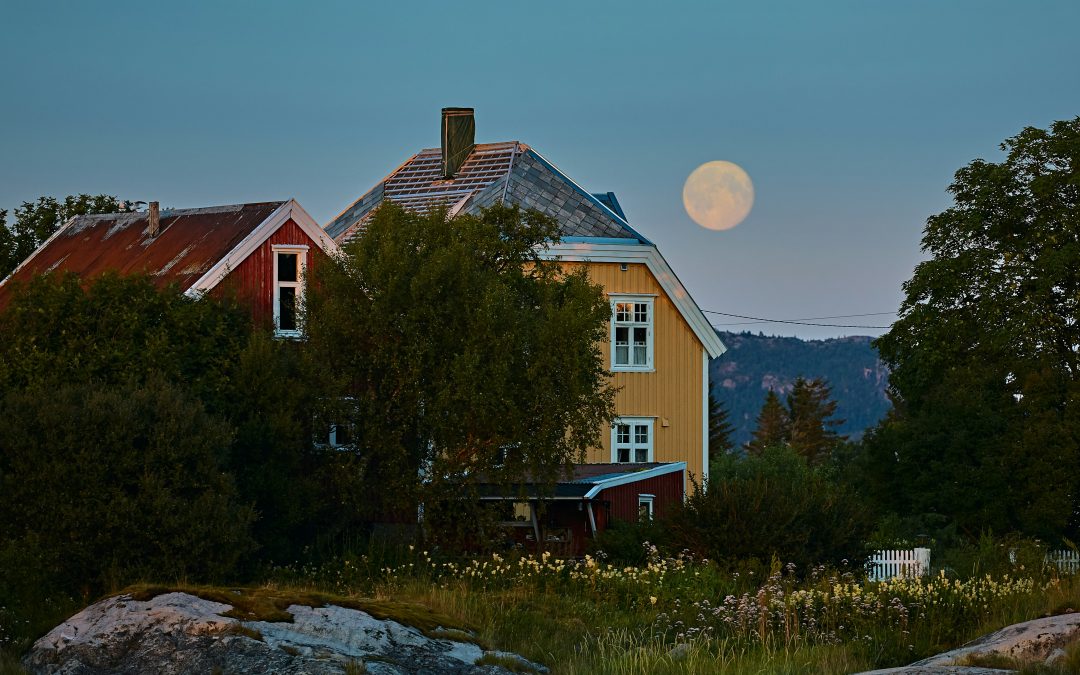 The Full Sturgeon Moon: Spiritual Meaning, Manifestation & Rituals